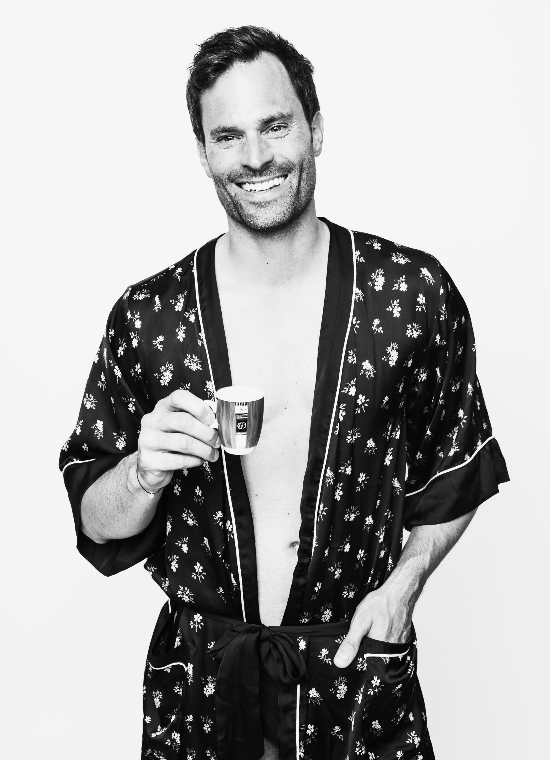 Peter Windhofer lacht und hält eine kleine Tasse in der Hand